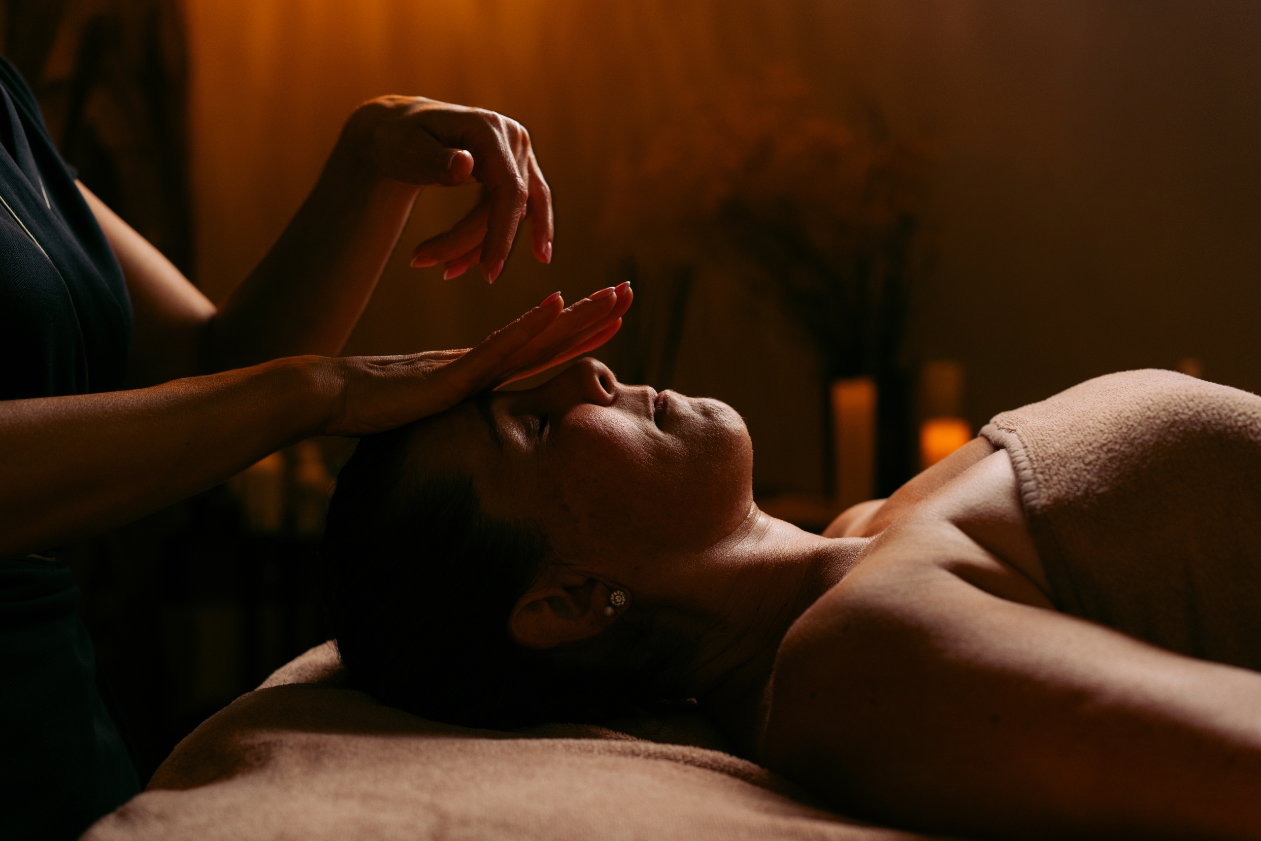 Facialiste réalisant un massage Kobido du visage, lifting japonais naturel, chez Terramassa près de Metz
