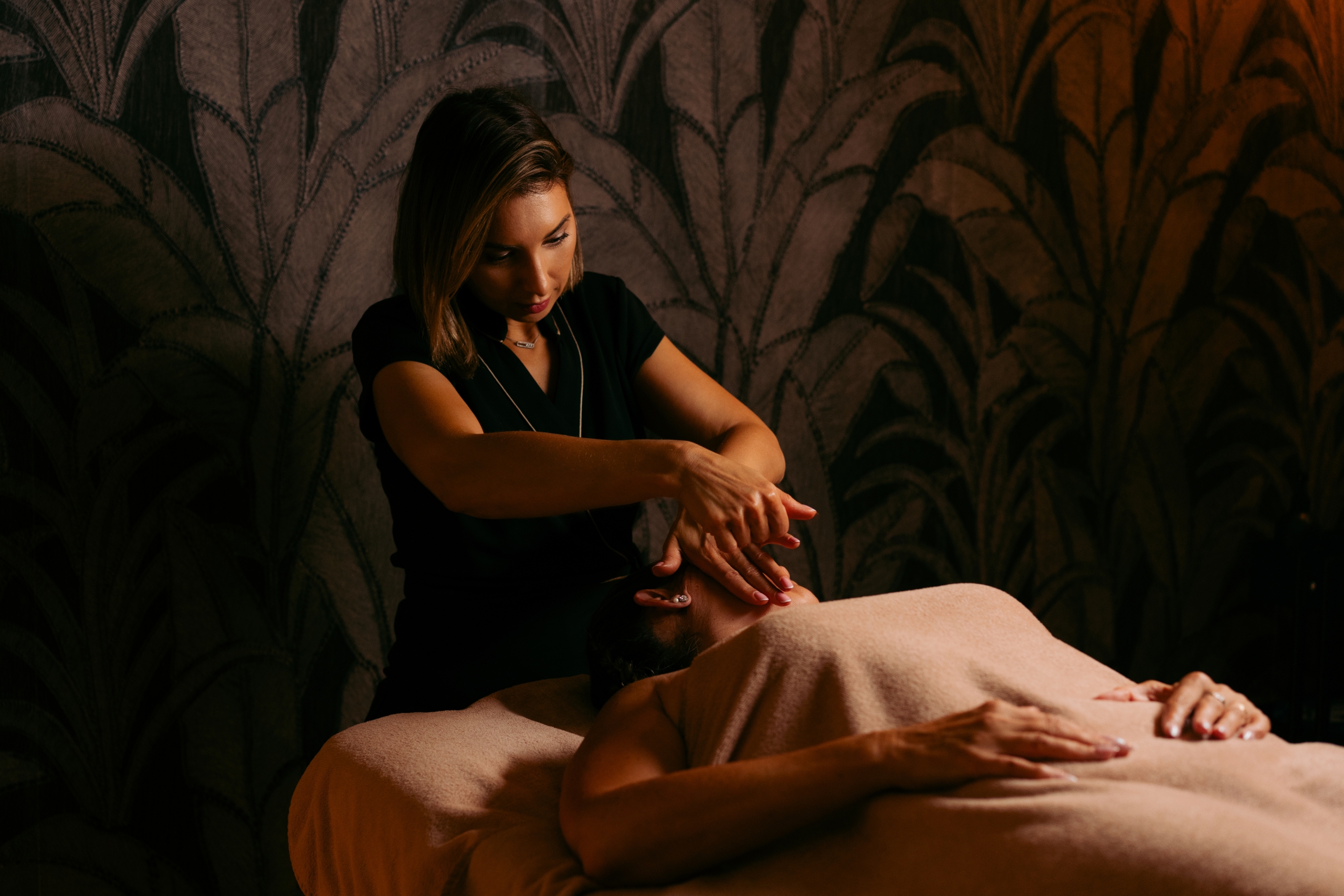 Gestes lents et enveloppants du massage signature relaxant chez Terramassa