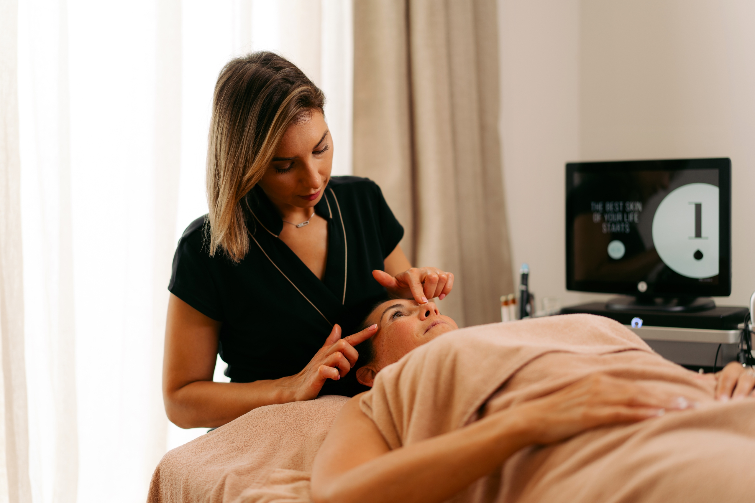 Soin du visage à la technologie Hydrafacial réalisé par une praticienne chez Terramassa