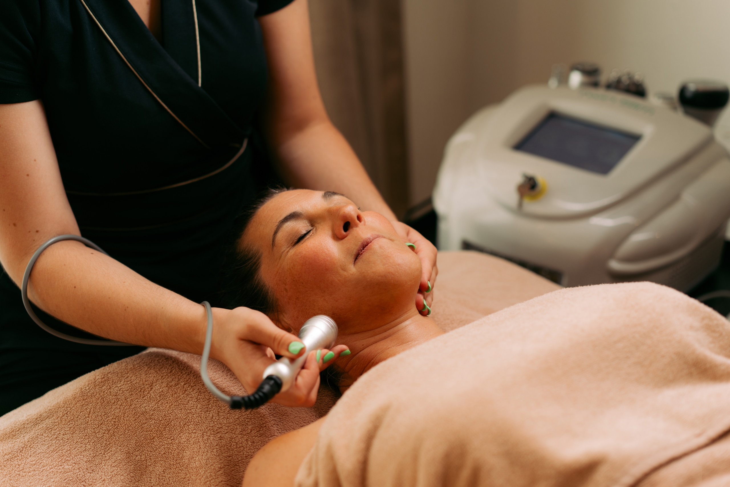 Praticienne réalisant un soin du visage avec une technologie experte chez Terramassa
