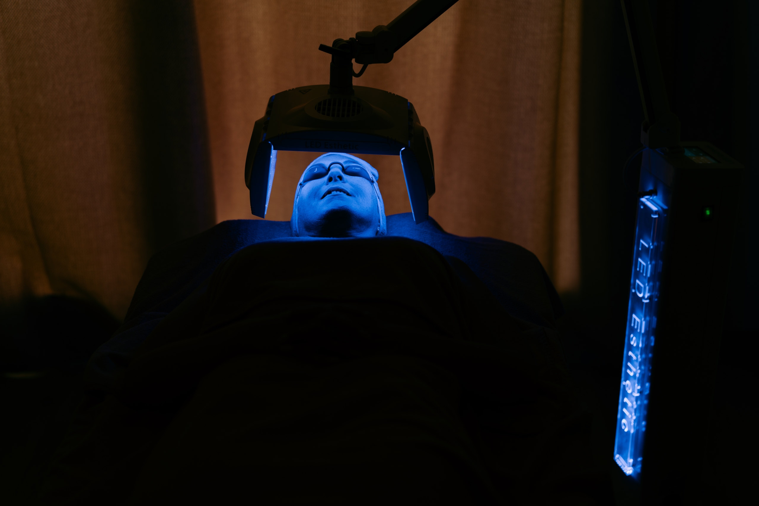 Exposition du visage à la lumière LED lors d’un soin chez Terramassa