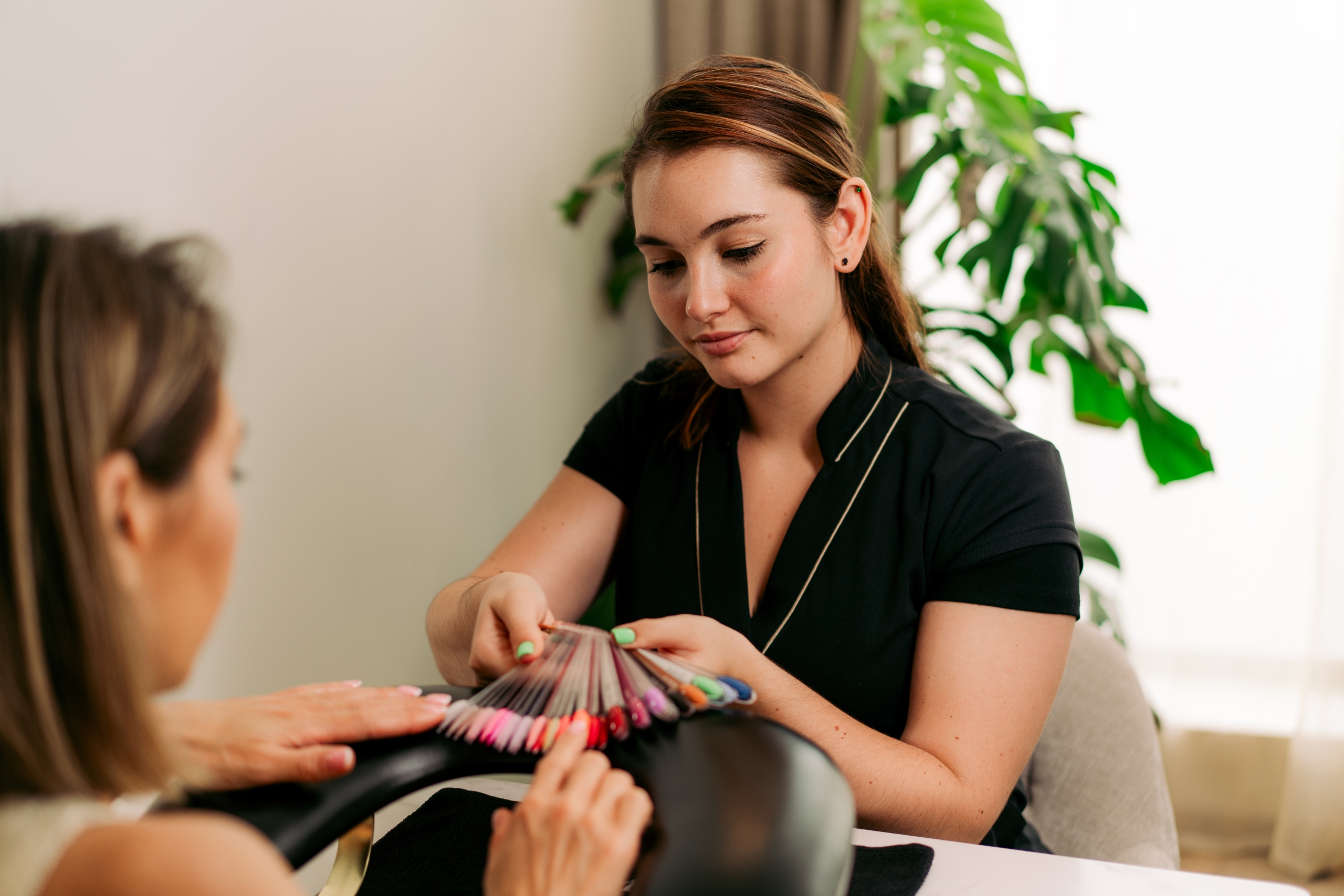 Mise en beauté des ongles d’une cliente, finition French ou Babyboomer en onglerie chez Terramassa