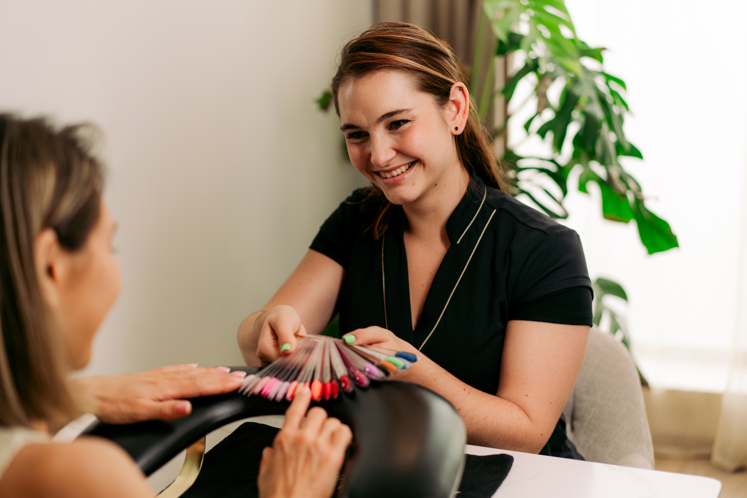 Mains d’une cliente pendant une prestation d’onglerie Nail Art chez Terramassa, près de Metz