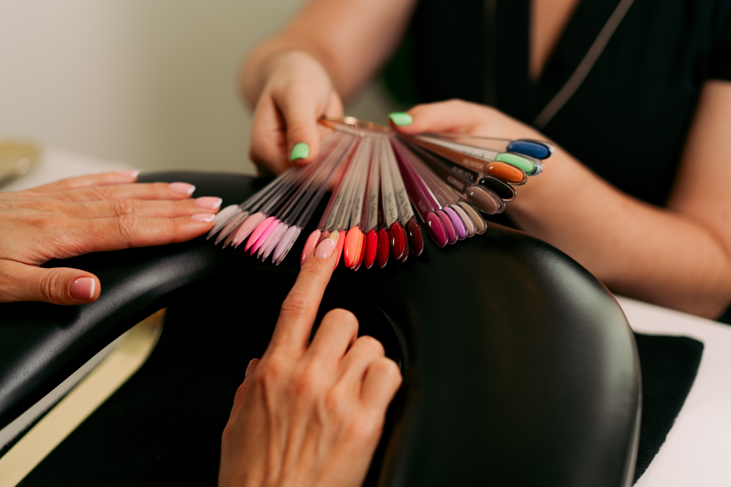 Mains aux ongles élégants et soignés, finition réalisée à l’onglerie Terramassa près de Metz