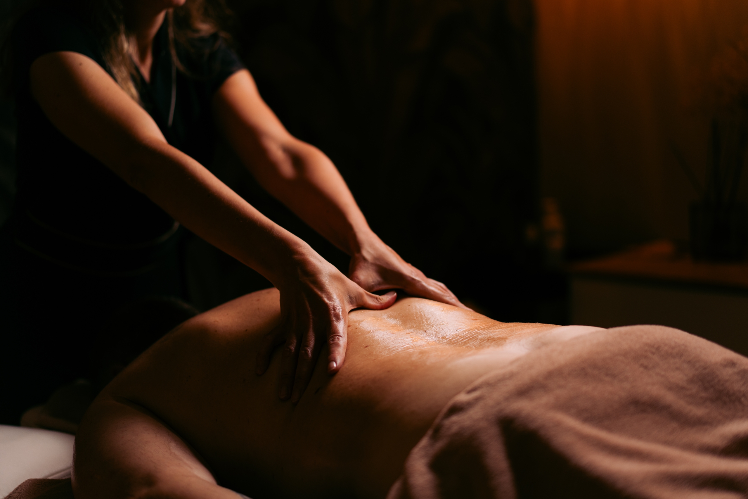 Praticienne réalisant les manœuvres enveloppantes du Relaxant Drainant chez Terramassa