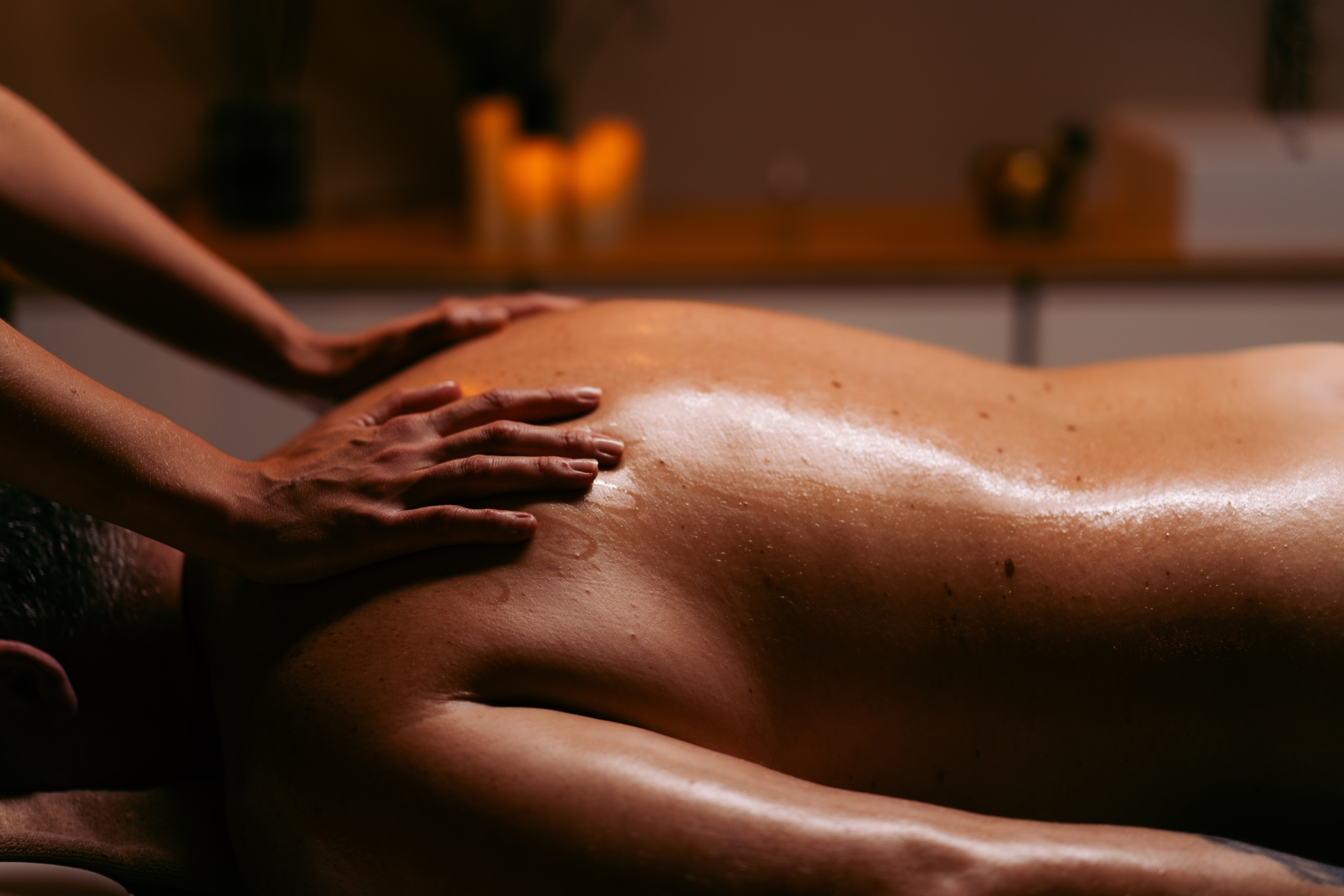 Cliente allongée recevant un soin du dos chez Terramassa, illustration de l’Hydrafacial Corps