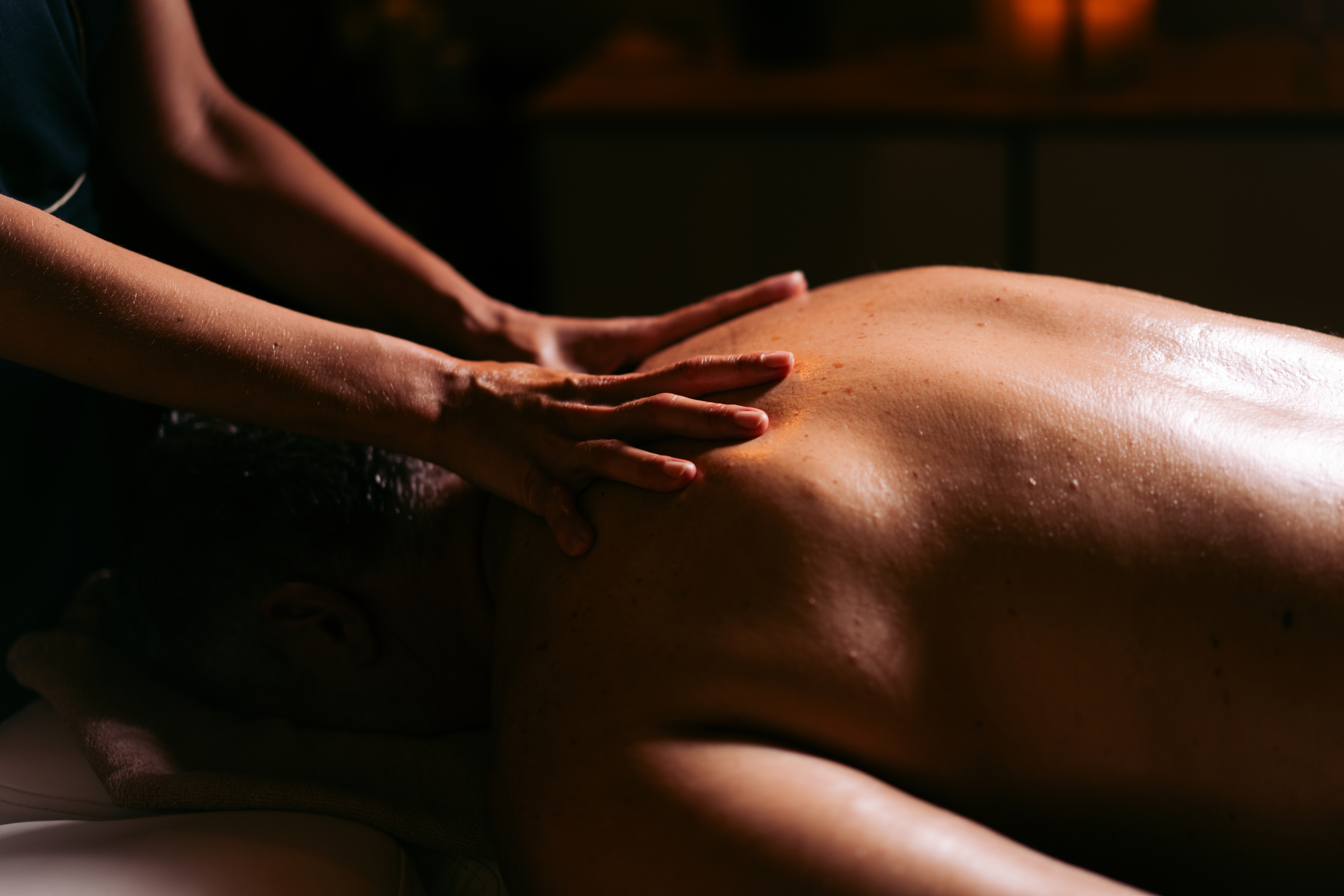 Praticienne réalisant un soin du dos chez Terramassa dans le cadre de l’Hydrafacial Corps