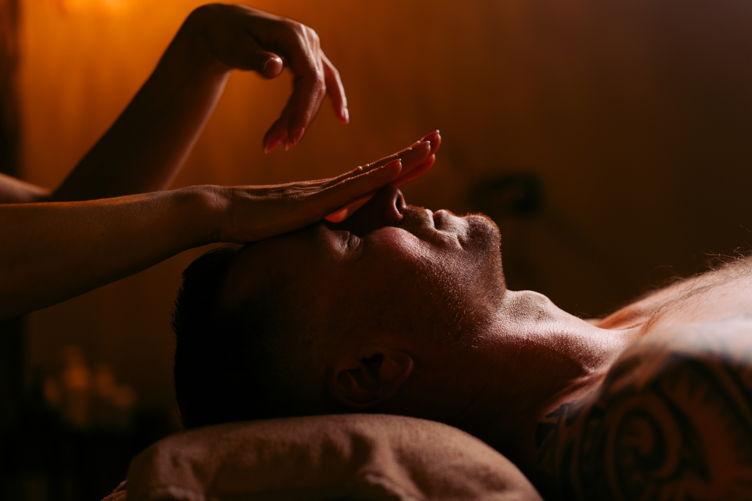 Soin facialiste du Rituel Lift Signature pour la fermeté du visage chez Terramassa près de Metz
