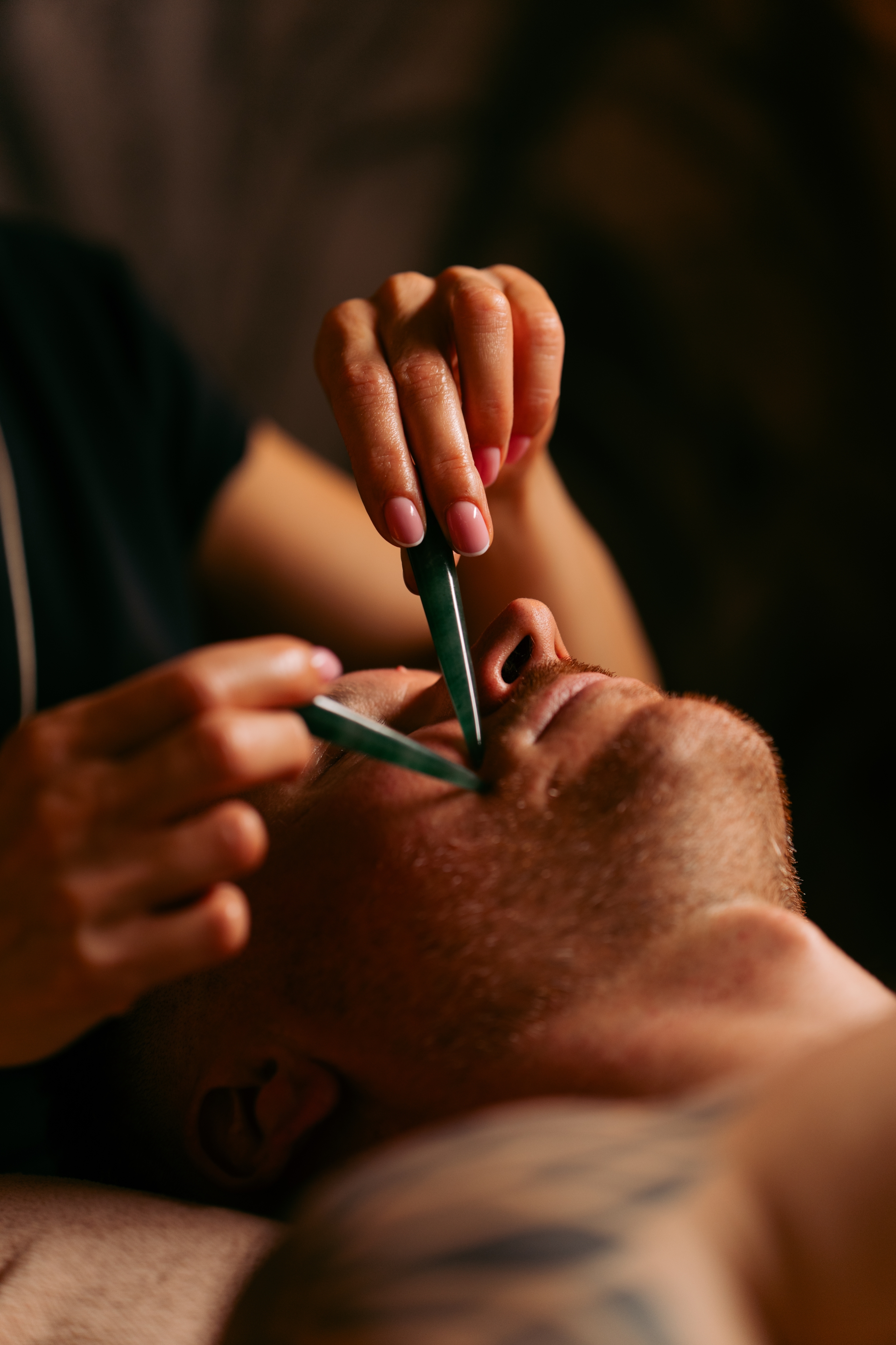 Praticienne Terramassa réalisant un soin du visage avec des outils de modelage